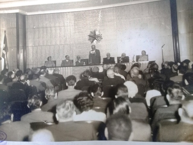Foto de Acto de inauguración del nuevo edificio de la Biblioteca Nacional José Martí, Salón de actos, 21 de febrero de 1958. En la presidencia se encuentran miembros de la Junta de Patronos, la Asociación Cubana de Bibliotecarios, doctor Emeterio Santovenia, Jorg